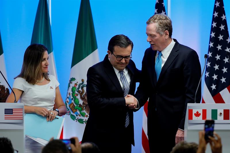  I-Mexico ibhekene ne-NAFTA nxazonke ngaphandle kwezikhonzi futhi ilandelwa izinsongo ezintsha