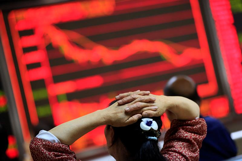  I-Shanghai Stock Exchange ivula ngokubomvu futhi ilahlekelwa yi-0.44%