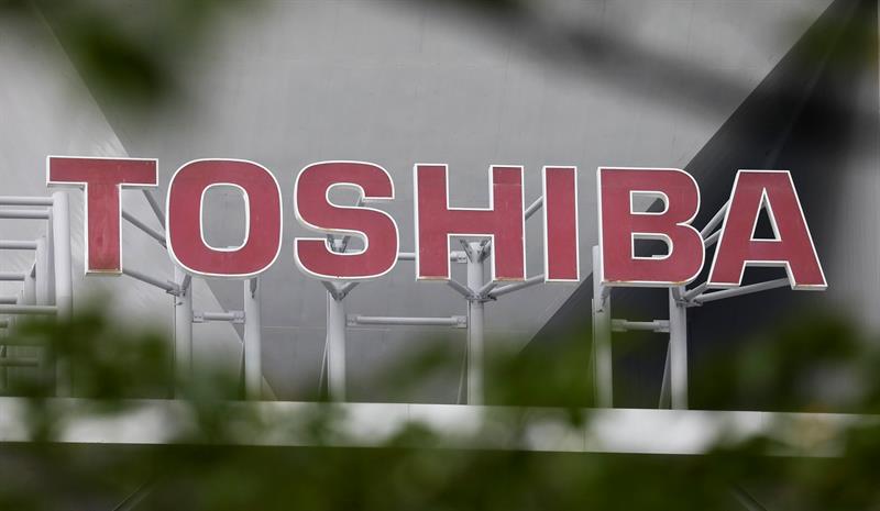  I-Toshiba ihlaselwa cishe ngo-8% kwi-stock exchange ukuze kube nokwenyuka kwezimali